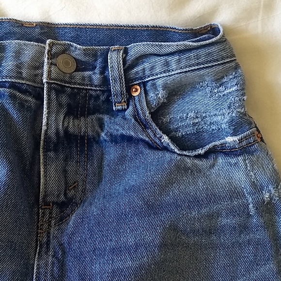 Levi's Denim Skirt in Size 24 - Picture 2 of 4